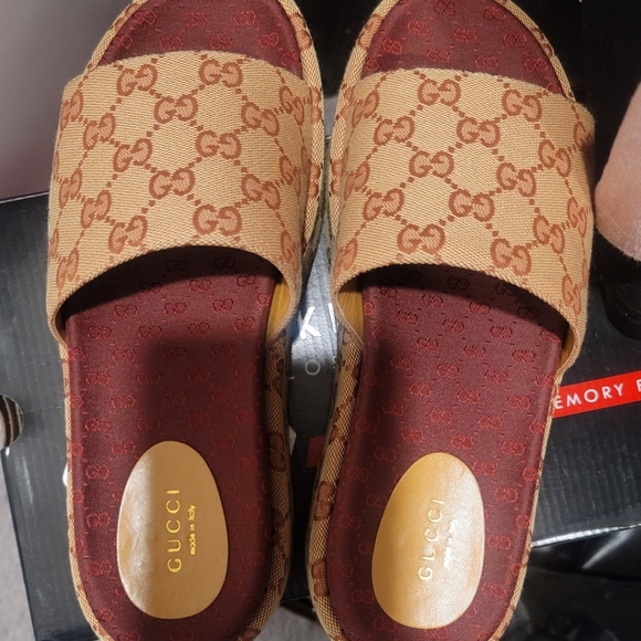 pair of gucci platform slides size: 39 1/2 (9 US) never worn - Picture 2 of 2